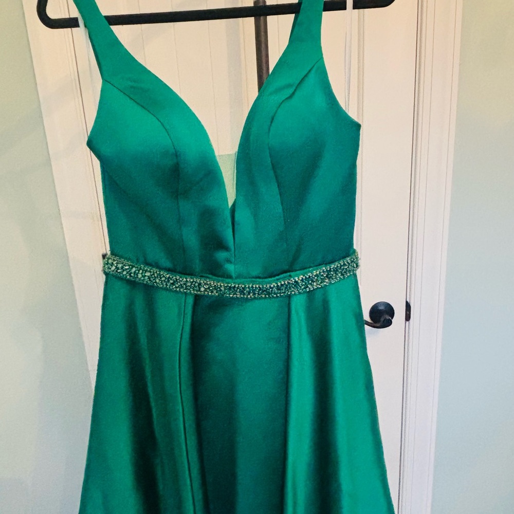 Alyce Paris Emerald Green Sleeveless V-Neck Dress
